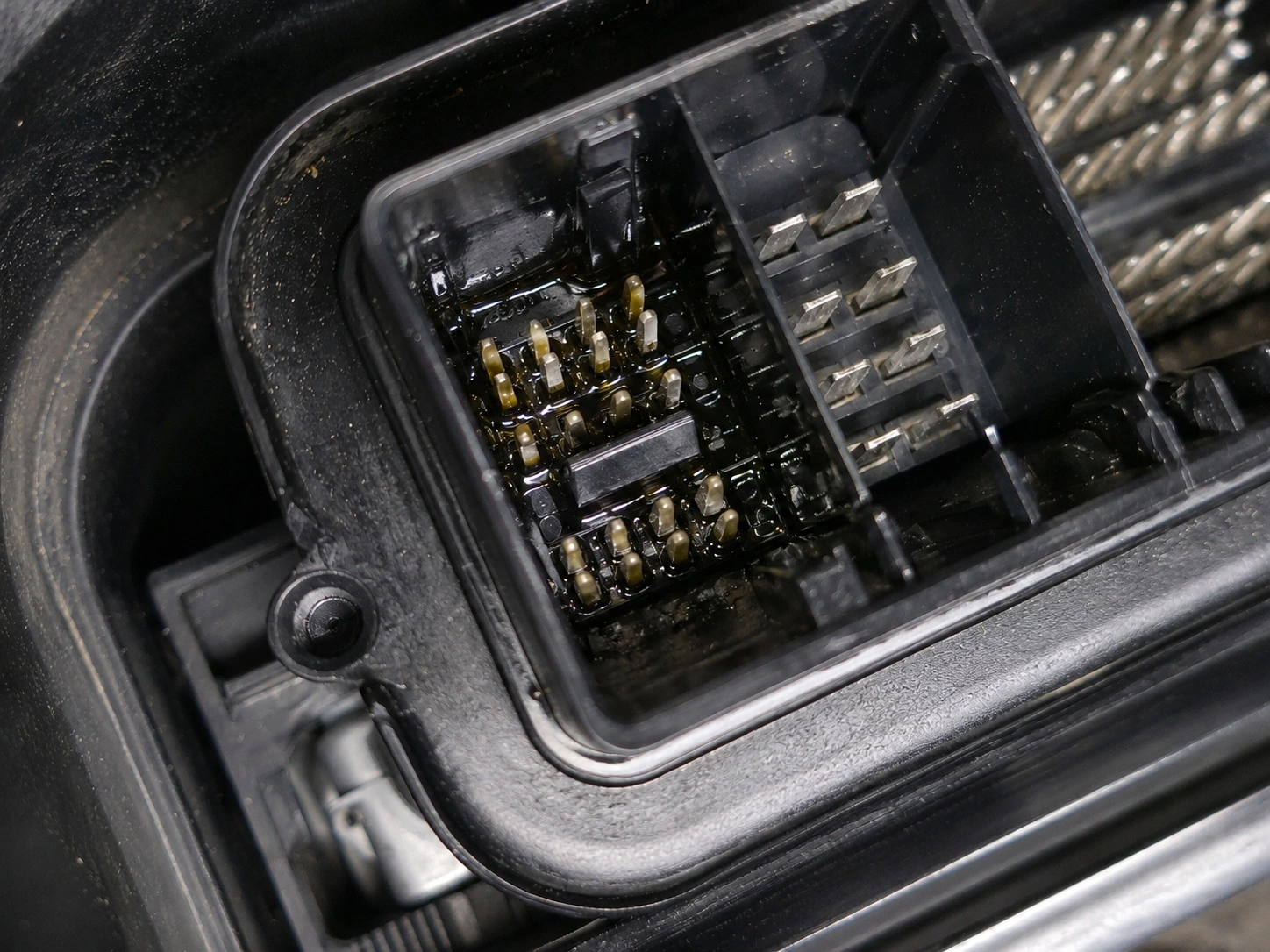 Ficha da centralina do motor BMW contaminada com gasóleo